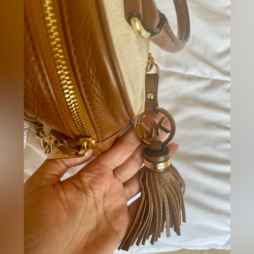 Michael Kors Bags with Shoulder Strap. - Picture 8 of 10